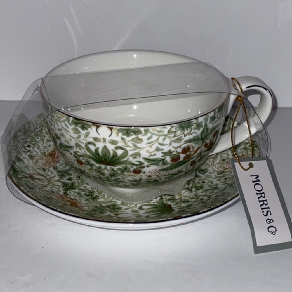 MORRIS & Co. PREMIUM PORCELAIN STRAWBERRY THIEF 2 TEACUP 4” & SAUCER 6” SETS NWT - Picture 2 of 7